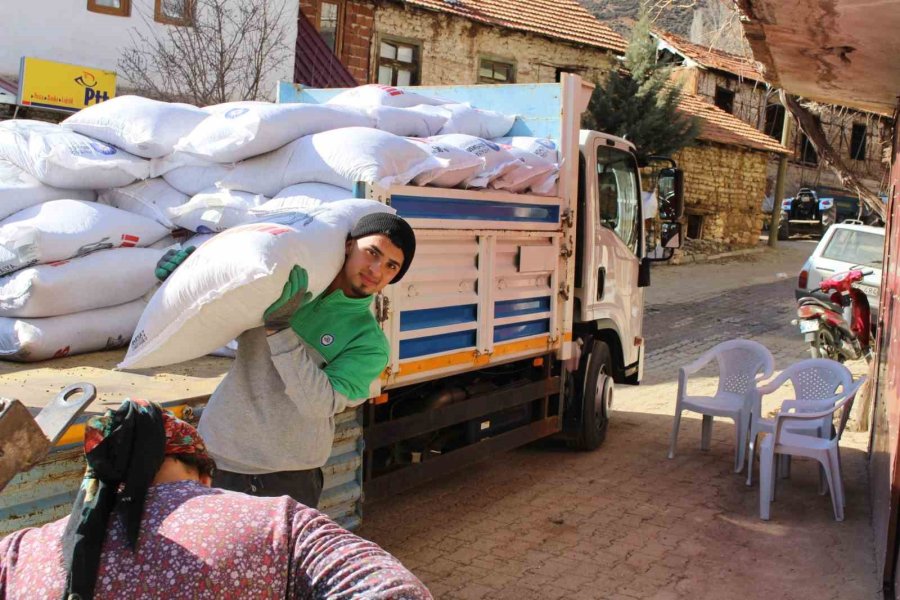Büyükşehir’den Üreticilere Süt Yem Desteği