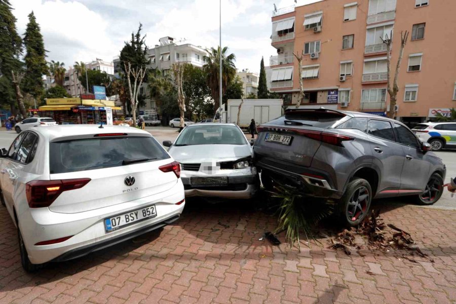 Sürücüsü Fenalaşan Halk Otobüsü Araçlara Çarpıp Kafeteryaya Daldı: 3 Yaralı