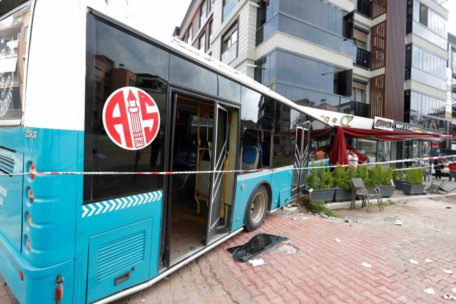 Sürücüsü Fenalaşan Halk Otobüsü Araçlara Çarpıp Kafeteryaya Daldı: 3 Yaralı