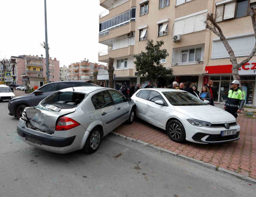 Sürücüsü Fenalaşan Halk Otobüsü Araçlara Çarpıp Kafeteryaya Daldı: 3 Yaralı