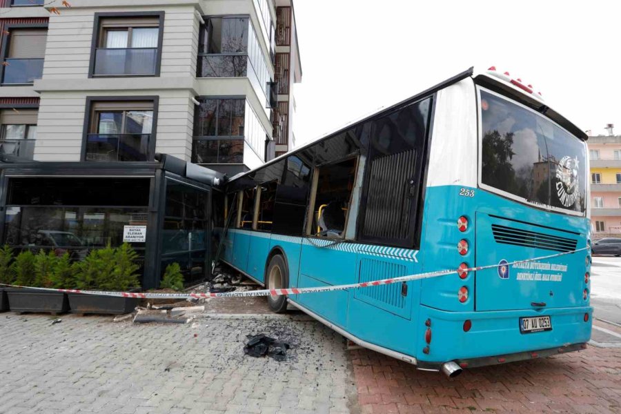 Sürücüsü Fenalaşan Halk Otobüsü Araçlara Çarpıp Kafeteryaya Daldı: 3 Yaralı