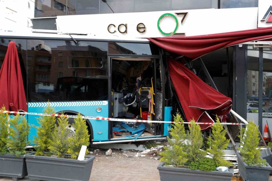 Sürücüsü Fenalaşan Halk Otobüsü Araçlara Çarpıp Kafeteryaya Daldı: 3 Yaralı
