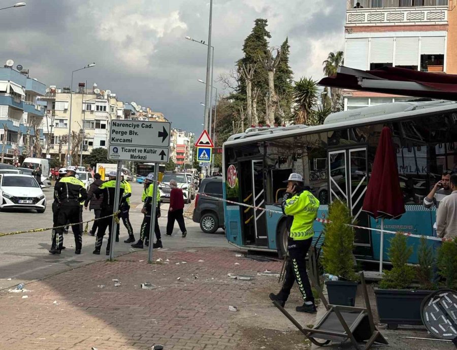 Sürücüsü Fenalaşan Halk Otobüsü Araçlara Çarpıp Kafeteryaya Daldı: 3 Yaralı