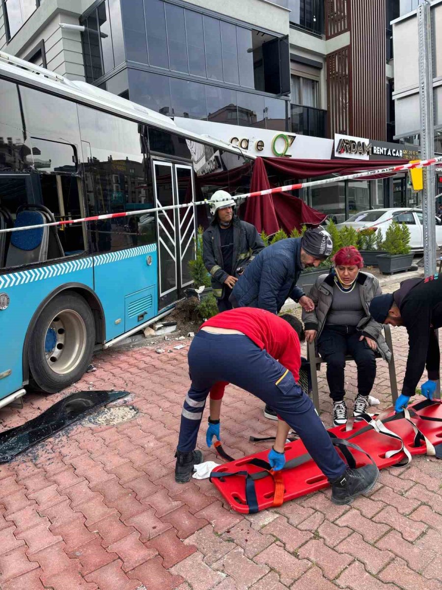 Sürücüsü Fenalaşan Halk Otobüsü Araçlara Çarpıp Kafeteryaya Daldı: 3 Yaralı