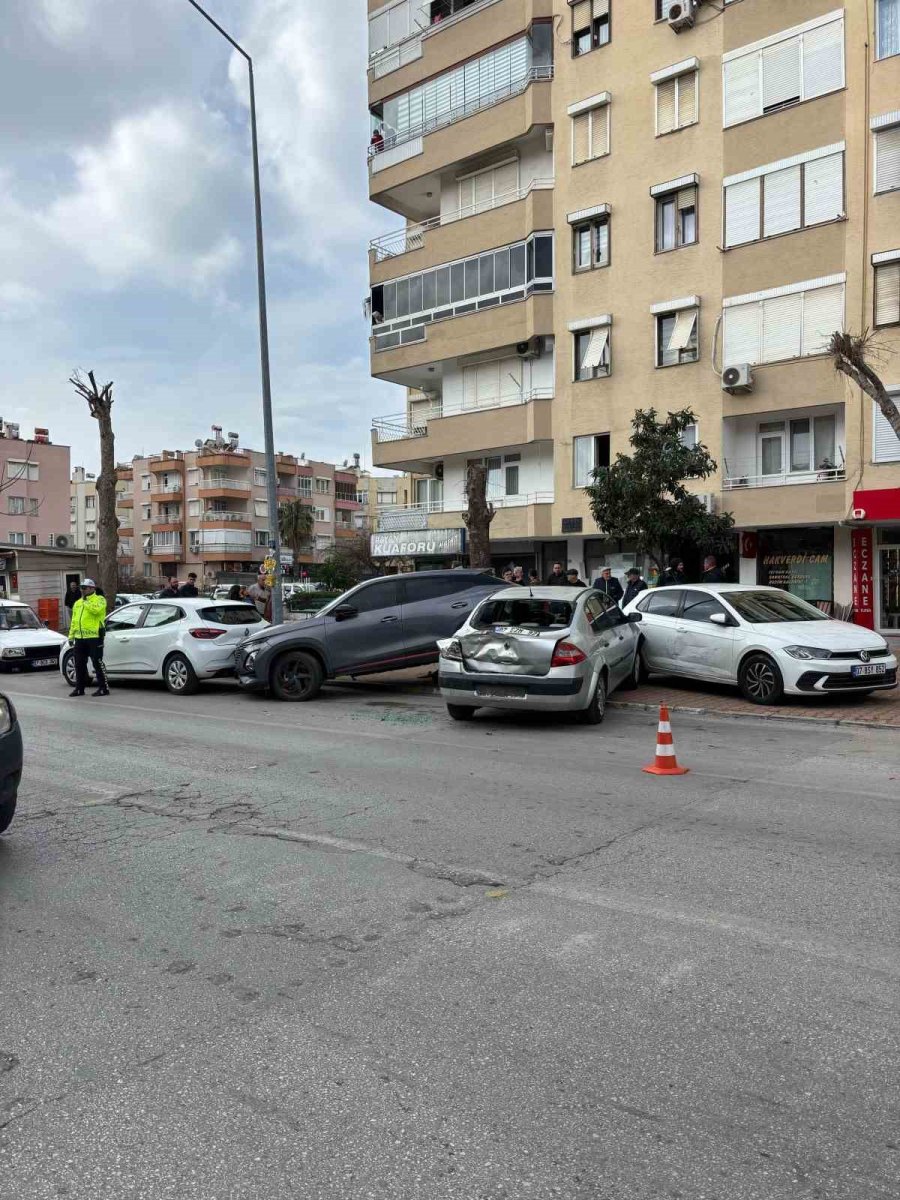 Sürücüsü Fenalaşan Halk Otobüsü Araçlara Çarpıp Kafeteryaya Daldı: 3 Yaralı