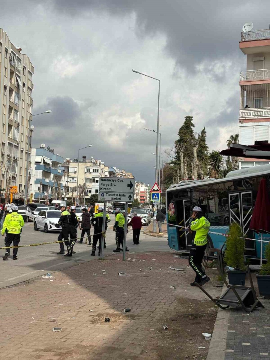 Sürücüsü Fenalaşan Halk Otobüsü Araçlara Çarpıp Kafeteryaya Daldı: 3 Yaralı