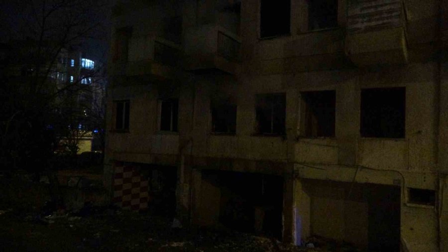 Antalya’da Metruk Binada Yangın