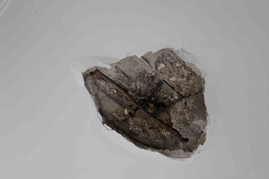 Bir Anda Düşen Yıldırım Bomba Gibi Patladı, Apartmanda Delik Açıldı