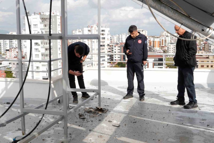 Bir Anda Düşen Yıldırım Bomba Gibi Patladı, Apartmanda Delik Açıldı