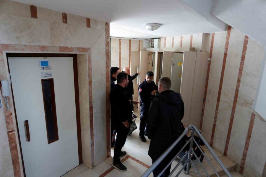Bir Anda Düşen Yıldırım Bomba Gibi Patladı, Apartmanda Delik Açıldı