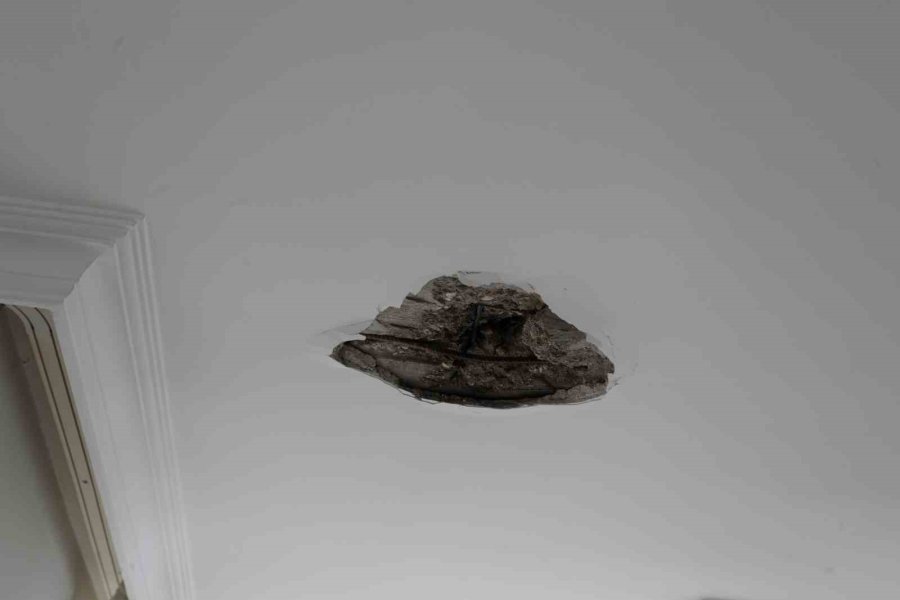 Bir Anda Düşen Yıldırım Bomba Gibi Patladı, Apartmanda Delik Açıldı