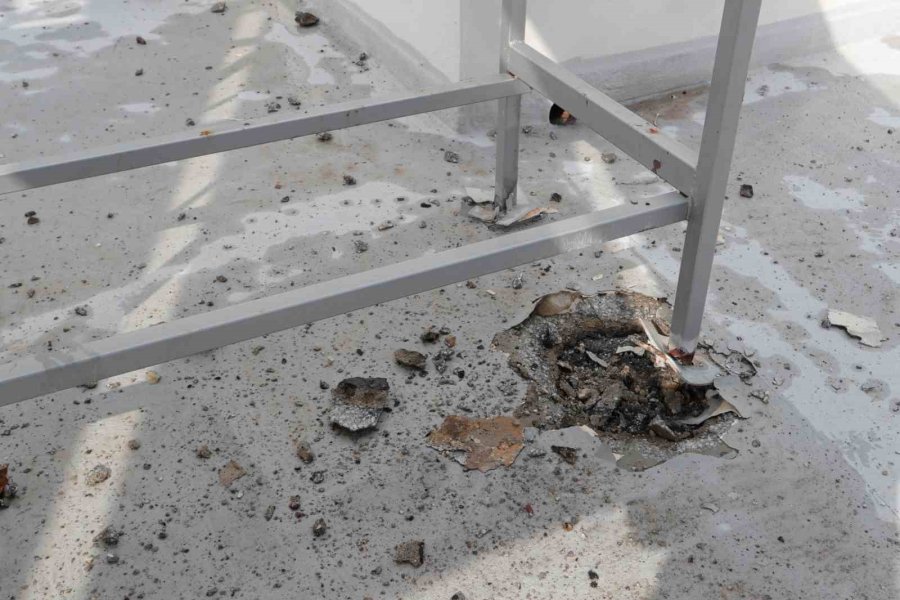 Bir Anda Düşen Yıldırım Bomba Gibi Patladı, Apartmanda Delik Açıldı