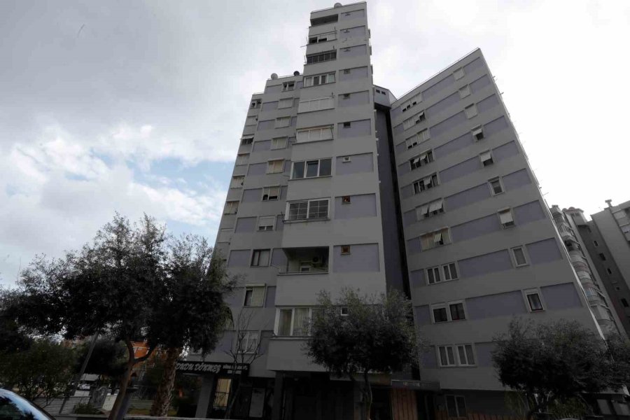 Bir Anda Düşen Yıldırım Bomba Gibi Patladı, Apartmanda Delik Açıldı