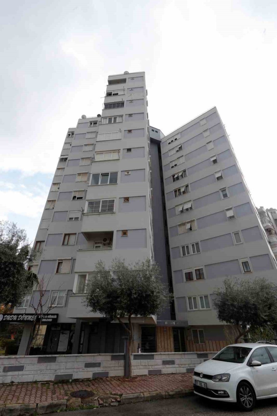 Bir Anda Düşen Yıldırım Bomba Gibi Patladı, Apartmanda Delik Açıldı