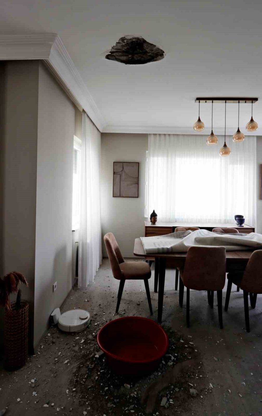 Bir Anda Düşen Yıldırım Bomba Gibi Patladı, Apartmanda Delik Açıldı