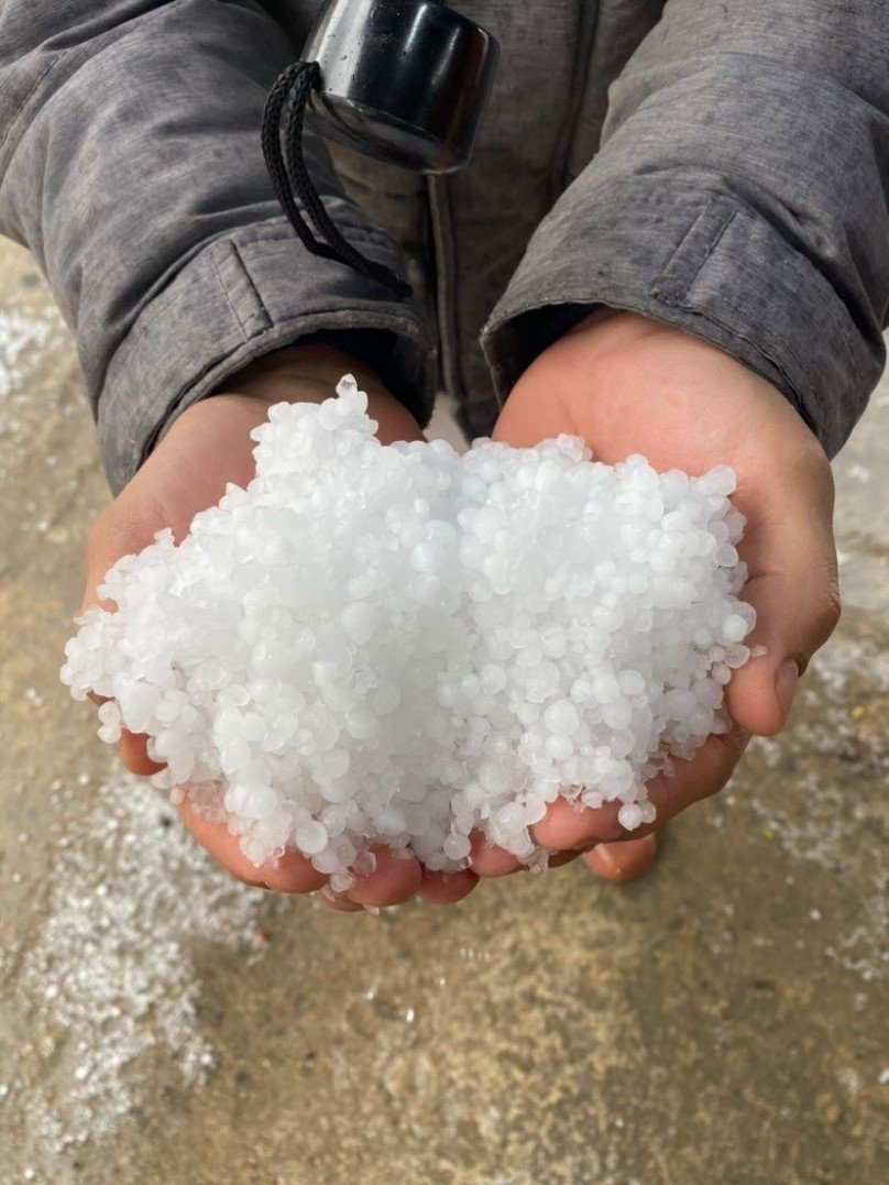 Bir Anda Düşen Yıldırım Bomba Gibi Patladı, Apartmanda Delik Açıldı