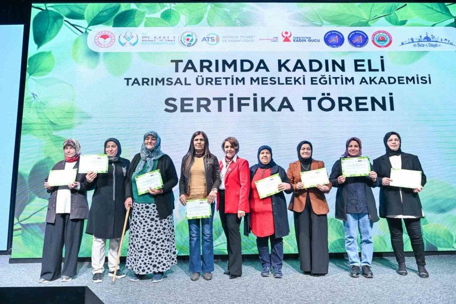 Kadın Eli Tarıma Değdi: 100 Kadın Çiftçi Sertifikalarını Aldı