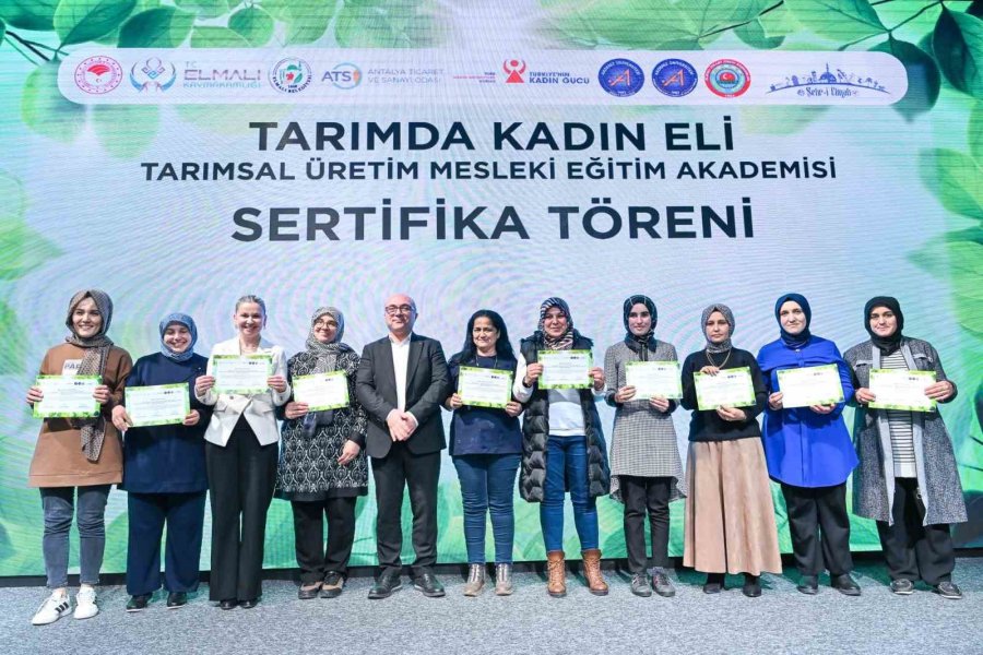 Kadın Eli Tarıma Değdi: 100 Kadın Çiftçi Sertifikalarını Aldı