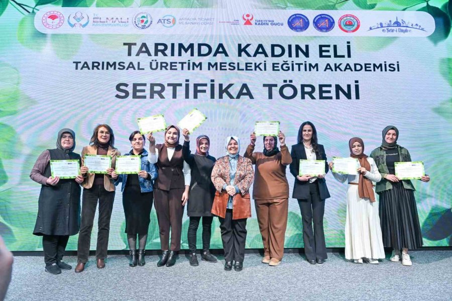 Kadın Eli Tarıma Değdi: 100 Kadın Çiftçi Sertifikalarını Aldı