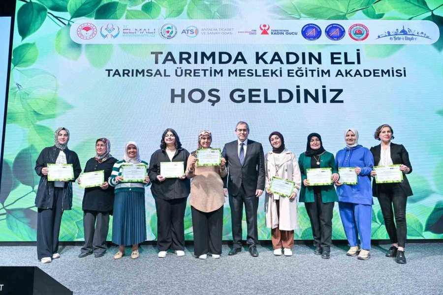 Kadın Eli Tarıma Değdi: 100 Kadın Çiftçi Sertifikalarını Aldı