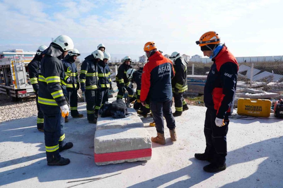 Büyükşehir Belediyesi Tarafından Kurulan Arama Kurtarma Ekibine Eğitim