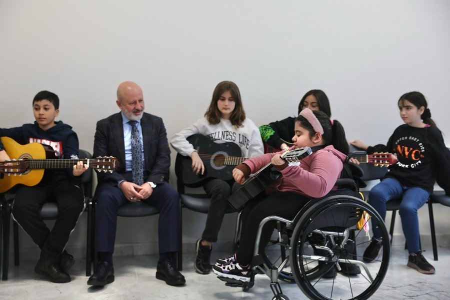 Başkan Çolakbayrakdar: "gençlerimizin Ve Evlatlarımızın Yanındayız"