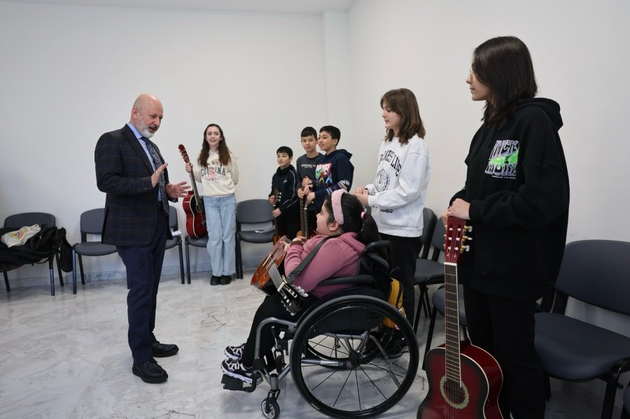 Başkan Çolakbayrakdar: "gençlerimizin Ve Evlatlarımızın Yanındayız"