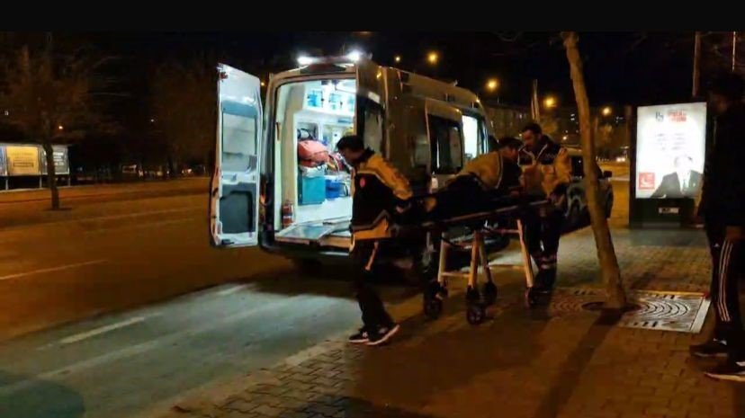 Otomobilden Rastgele Ateş Edildi, Kaldırımda Yürüyen Genç Yaralandı