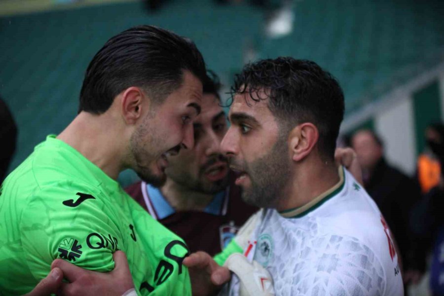 Konyaspor - Trabzonspor Maçının Uzatma Dakikalarında Kavga Çıktı