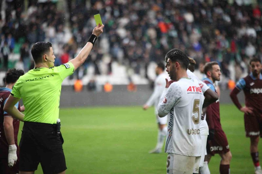 Konyaspor - Trabzonspor Maçının Uzatma Dakikalarında Kavga Çıktı