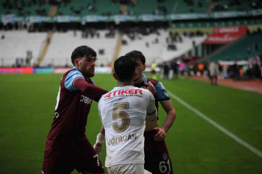 Konyaspor - Trabzonspor Maçının Uzatma Dakikalarında Kavga Çıktı