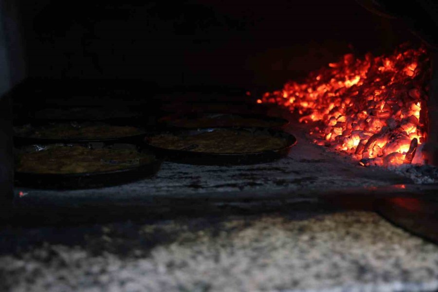 Odun Ateşinde Pişirilen İftar Ve Sahur Sofralarının Vazgeçilmezi: ‘tahinli Pide’