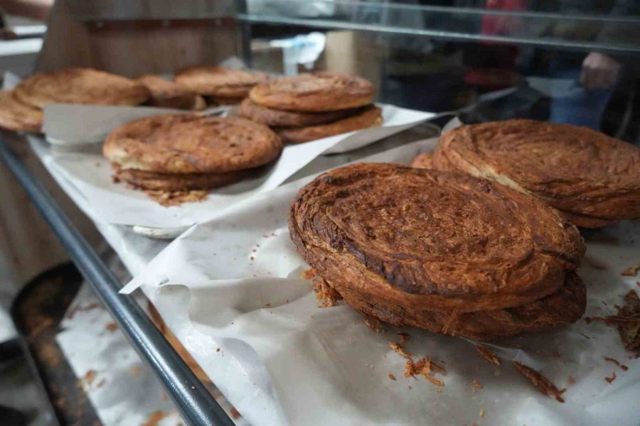 Ramazan Sofralarının Vazgeçilmezi, Niğde’nin Tescilli Lezzeti: Tahinli Pide