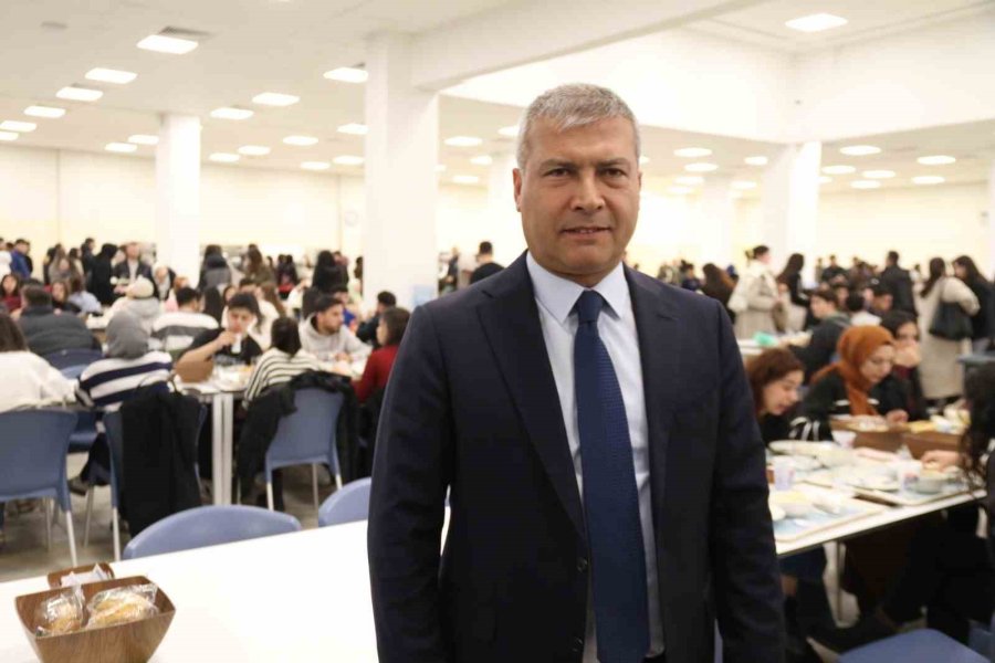 Anadolu Üniversitesi Rektörü Adıgüzel 4 Bine Yakın Öğrenci İle İftar Yaptı