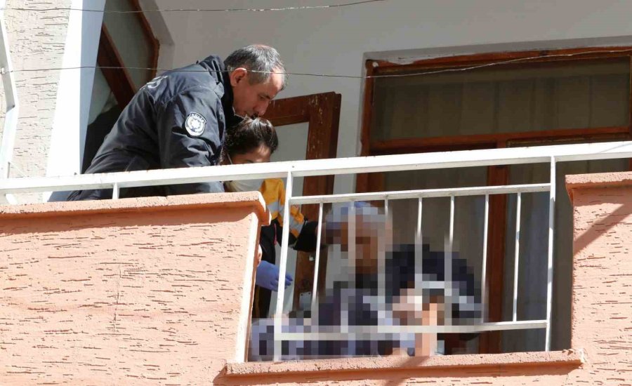 Güneşlenmek İçin Çıktığı Balkonda Ölü Bulundu