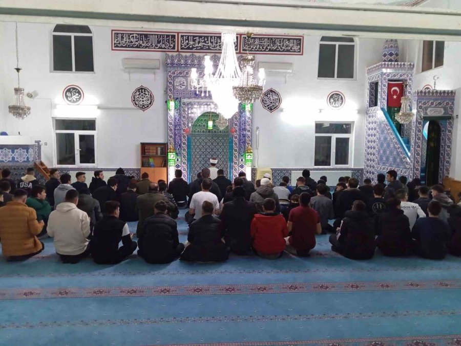 Beylikova’da Lise Öğrencileri Teravih Namazında Buluştu