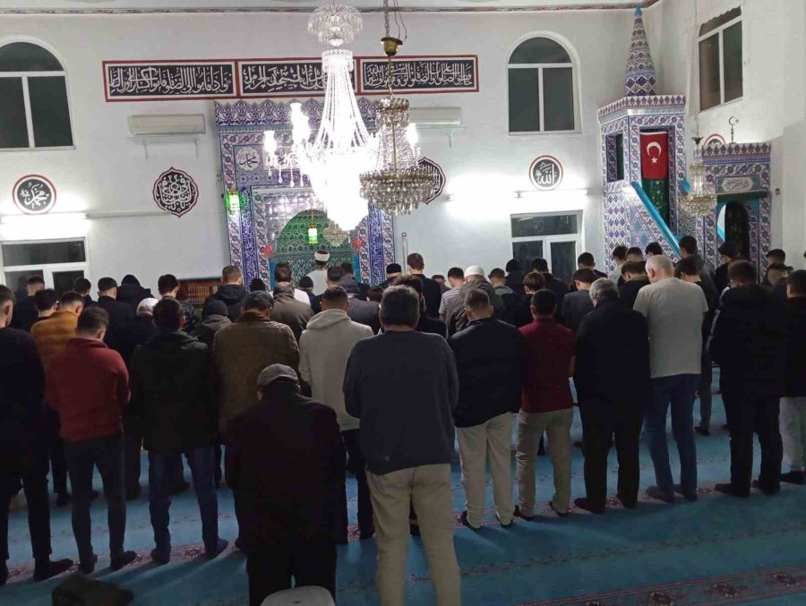 Beylikova’da Lise Öğrencileri Teravih Namazında Buluştu