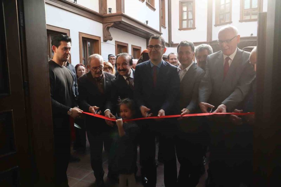 Bahattin Atak’ın "elinde Fırça, Dilinde Müzik" İsimli Çizgi Roman Sergisi Açıldı