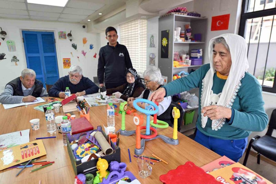 Hastalar ’gülümse Alzheimer Yaşam Merkezi’nde Hataya Sıkı Sıkı Tutunuyor