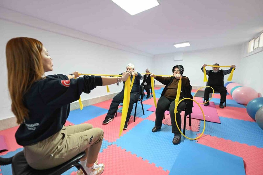 Hastalar ’gülümse Alzheimer Yaşam Merkezi’nde Hataya Sıkı Sıkı Tutunuyor