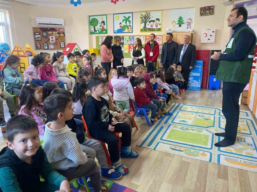 Bozyazı’da Yeşilay Haftası Kapsamında Bilinçlendirme Seminerleri Düzenlendi