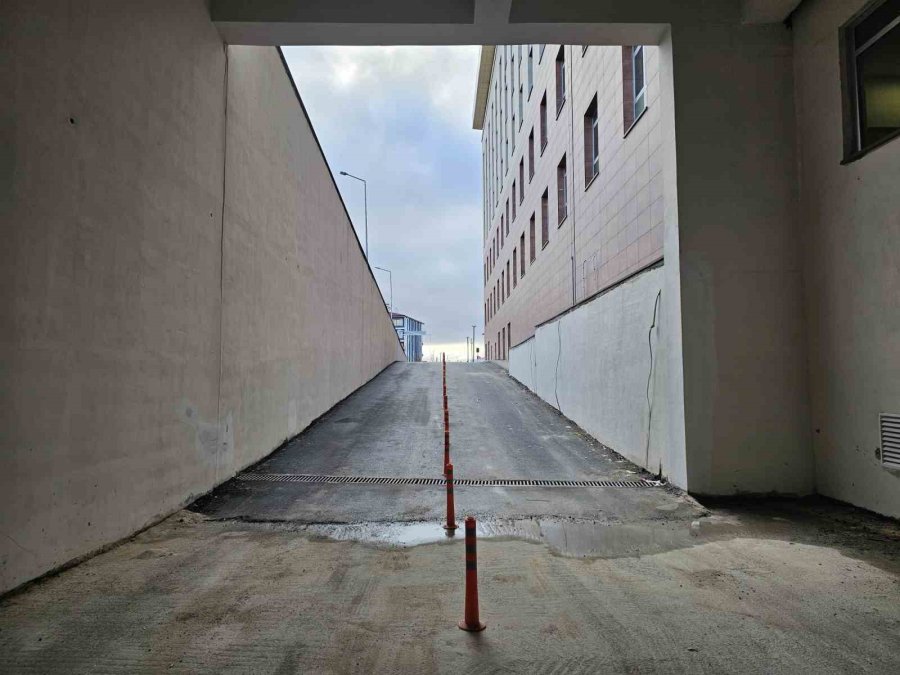 Niğde Eğitim Ve Araştırma Hastanesinde 700 Araçlık Yeni Otopark Hizmete Açıldı