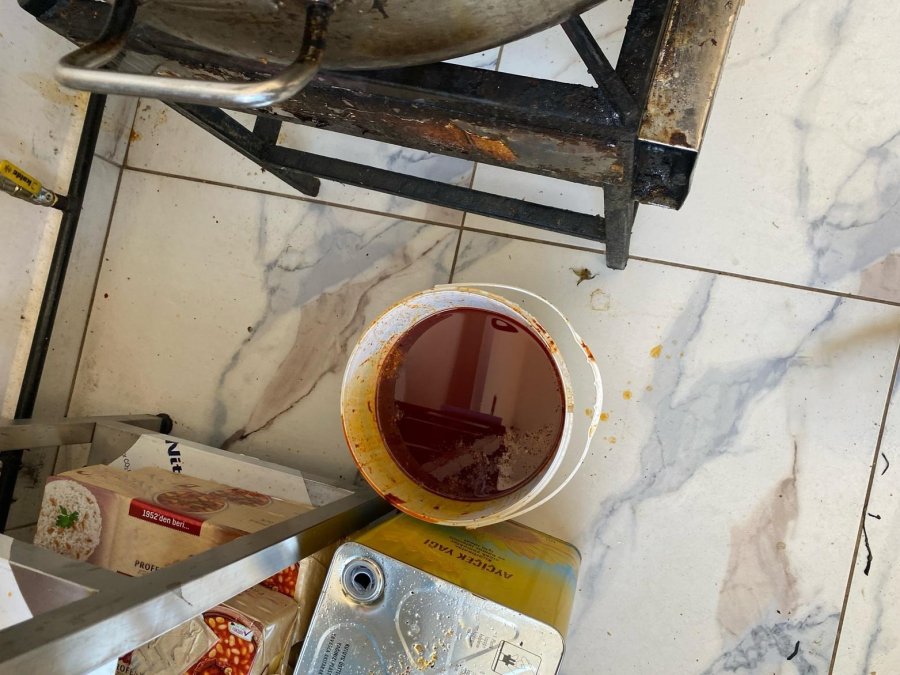 Hijyen Kurralarına Aykırı Yemek İmalatı Yapan Ruhsatsız İşletme Mühürlendi