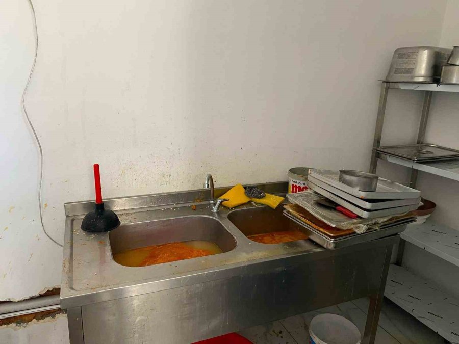 Hijyen Kurralarına Aykırı Yemek İmalatı Yapan Ruhsatsız İşletme Mühürlendi