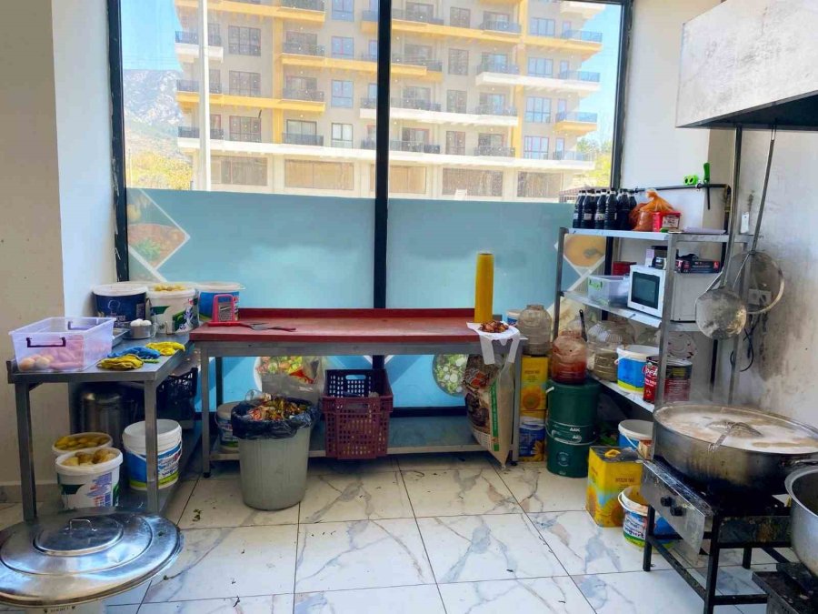 Hijyen Kurralarına Aykırı Yemek İmalatı Yapan Ruhsatsız İşletme Mühürlendi