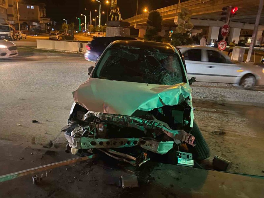 Serik’te Tofaş Otomobilin Hurdaya Döndüğü Kazada 1’i Ağır 3 Kişi Yaralandı