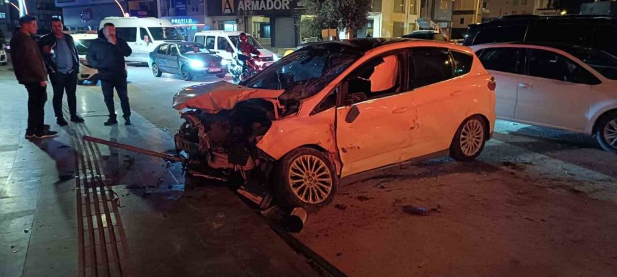 Serik’te Tofaş Otomobilin Hurdaya Döndüğü Kazada 1’i Ağır 3 Kişi Yaralandı