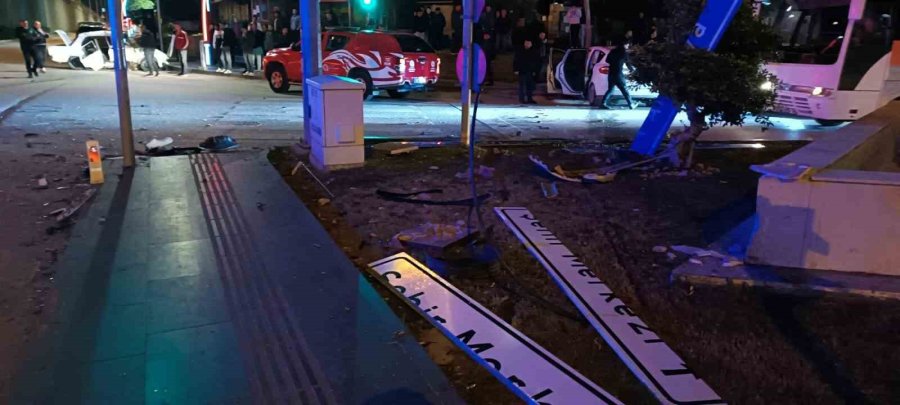 Serik’te Tofaş Otomobilin Hurdaya Döndüğü Kazada 1’i Ağır 3 Kişi Yaralandı