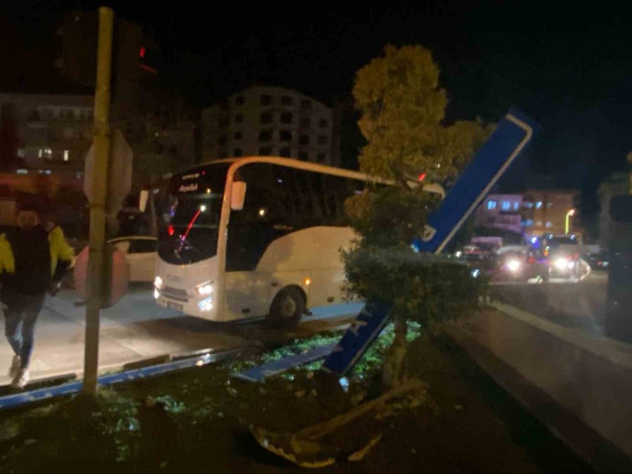 Serik’te Tofaş Otomobilin Hurdaya Döndüğü Kazada 1’i Ağır 3 Kişi Yaralandı