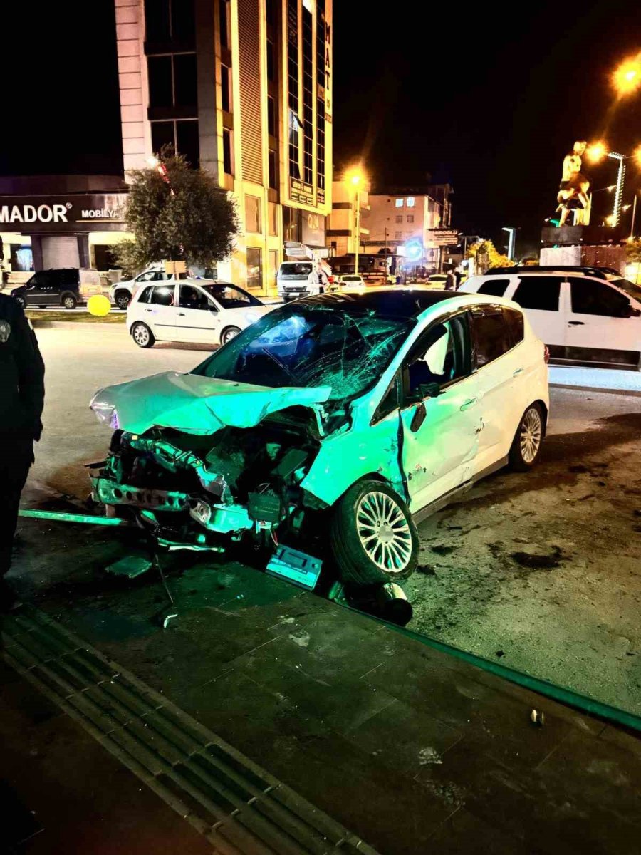 Serik’te Tofaş Otomobilin Hurdaya Döndüğü Kazada 1’i Ağır 3 Kişi Yaralandı